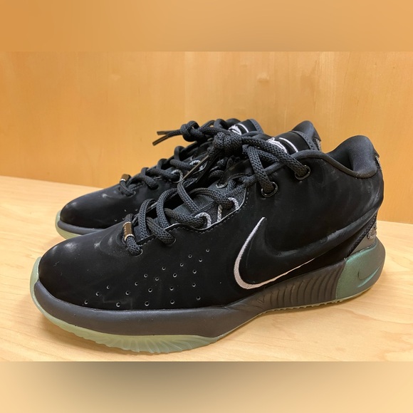 Nike LeBron 21
Tahitian - Picture 1 of 8